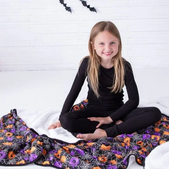 GOMEZ GLOW-IN-THE-DARK PLUSH THROW BLANKET!!! NIB - Picture 7 of 7